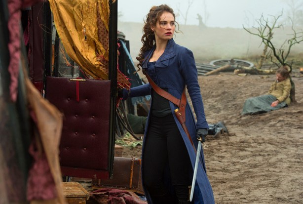 pride-and-prejudice-and-zombies-szenen-06-elizabeth-bennet-lily-james