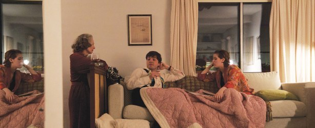 the-souvenir-000689_346